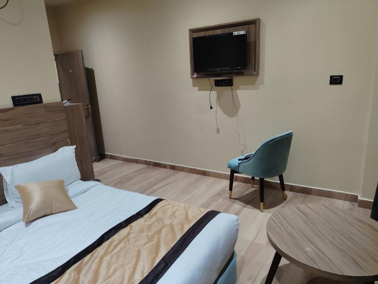 The Velvet Sky Hotel & Resort Bahraich Extérieur photo