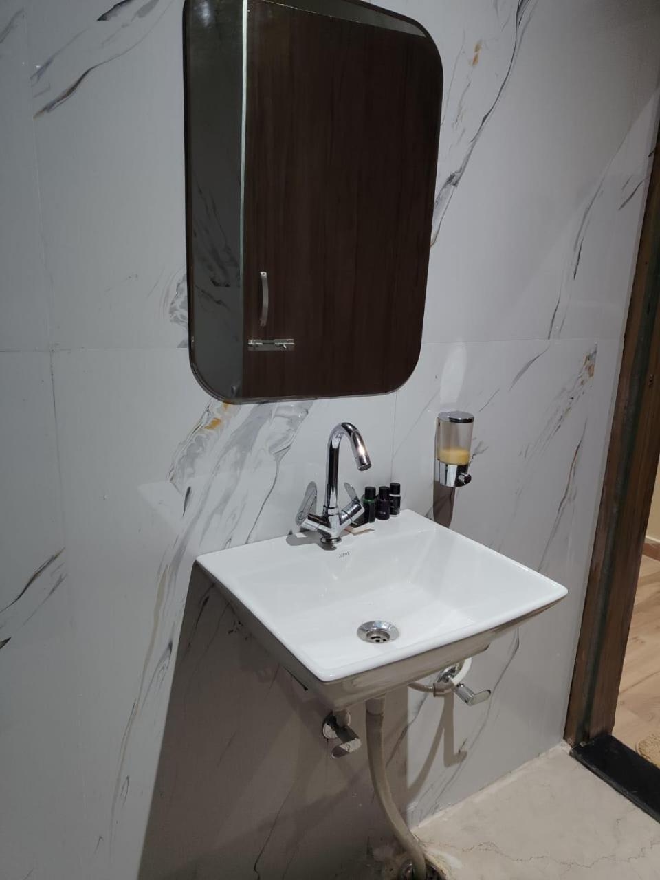 The Velvet Sky Hotel & Resort Bahraich Extérieur photo