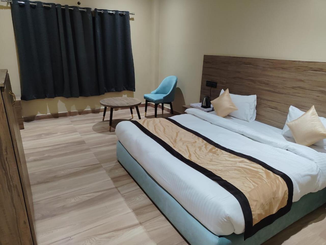 The Velvet Sky Hotel & Resort Bahraich Extérieur photo