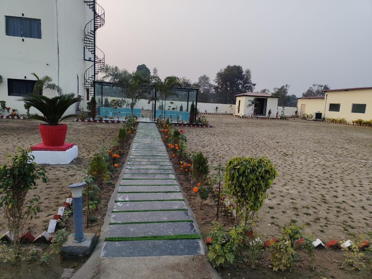 The Velvet Sky Hotel & Resort Bahraich Extérieur photo