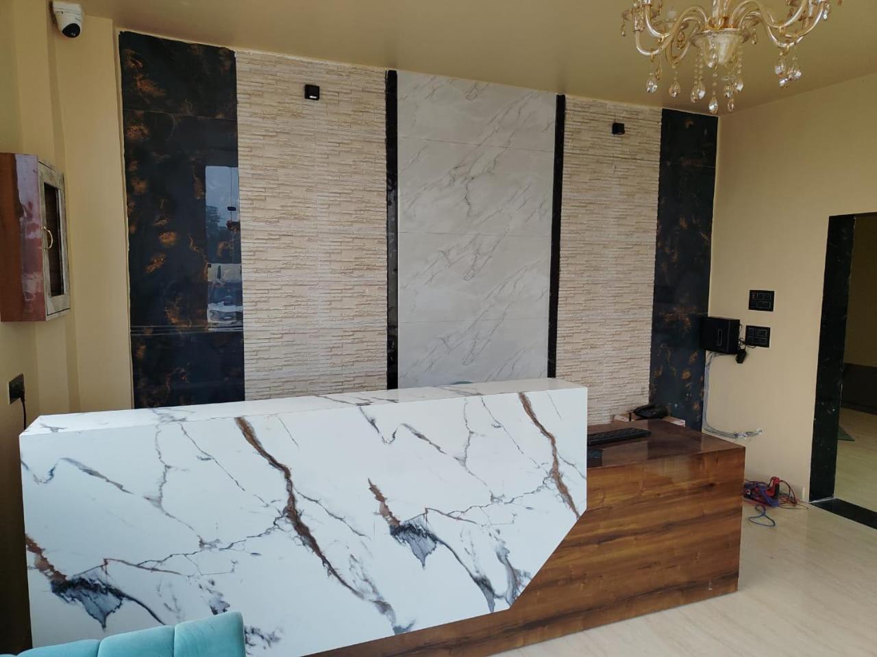 The Velvet Sky Hotel & Resort Bahraich Extérieur photo