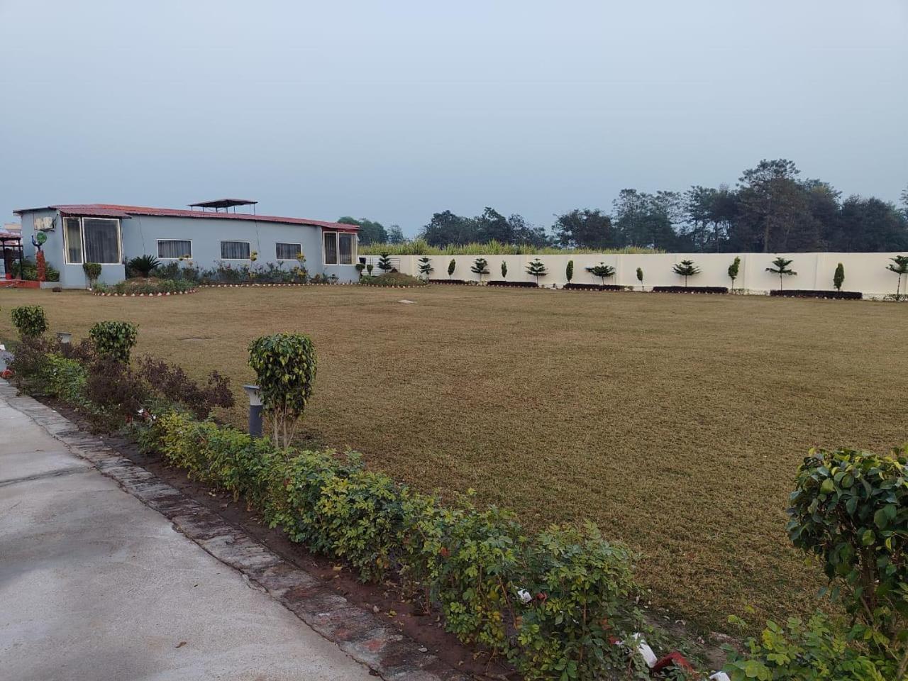 The Velvet Sky Hotel & Resort Bahraich Extérieur photo