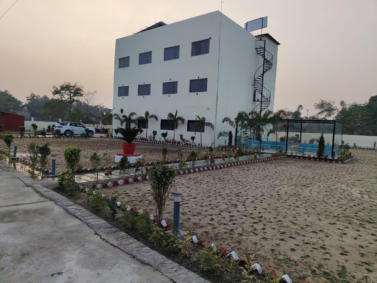 The Velvet Sky Hotel & Resort Bahraich Extérieur photo
